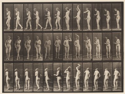プレート426。トイレ。彼女の髪をブラッシングして歩き去る、1872-1885 作： Eadweard Muybridge