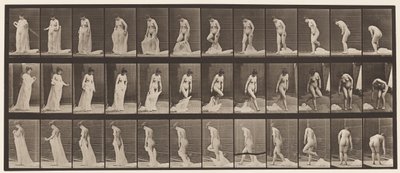 プレート430。トイレ。服を脱ぐ、1872-1885 作： Eadweard Muybridge