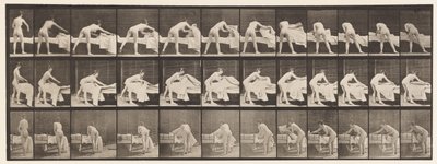 プレート436。ベッドを作る 作： Eadweard Muybridge