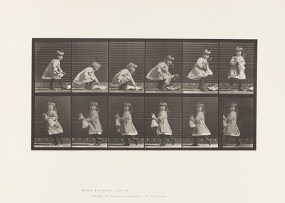 プレート481。子供、人形を持ち上げ、振り返って歩き、1885 作： Eadweard Muybridge