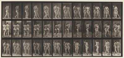 プレート54ウォーキング、二人のモデル/一人はファンと戯れる、腕を組んで 作： Eadweard Muybridge