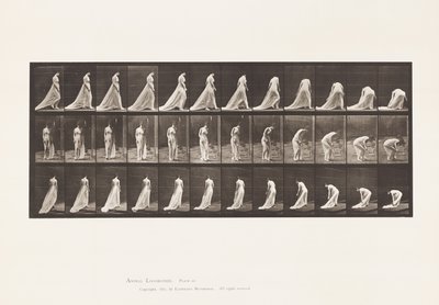 プレート56列車を持ち上げるために歩く、振り返る、かがむ 作： Eadweard Muybridge