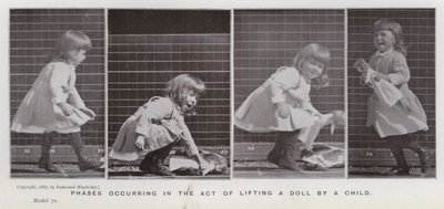 動きの中の人間像。子供が人形を持ち上げる動作の段階（モノクロ写真 作： Eadweard Muybridge