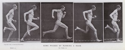 動く人間の姿。レースのために走るときのいくつかの局面（モノクロ写真 作： Eadweard Muybridge