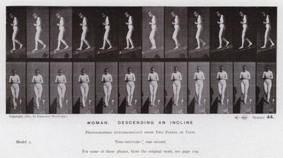 動きのある人間像傾斜を降りる女性（モノクロ写真 作： Eadweard Muybridge