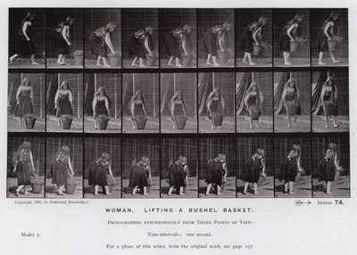 動く人間の姿。ブッシェルバスケットを持ち上げる女性（モノクロ写真 作： Eadweard Muybridge