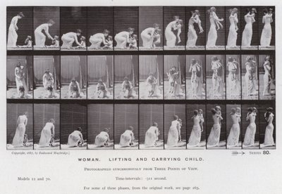 動きのある人間像。女性、子供を持ち上げて運ぶ（モノクロ写真 作： Eadweard Muybridge