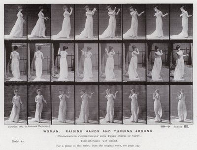 動きのある人間像。女性、手を挙げて振り向く（モノクロ写真 作： Eadweard Muybridge