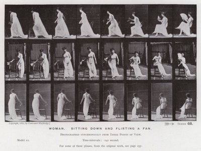 動きのある人間像。女性、座って扇風機をあおぐ（モノクロ写真 作： Eadweard Muybridge
