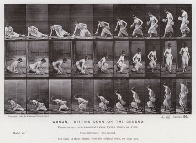 動く人間の姿。地面に座っている女性（モノクロ写真 作： Eadweard Muybridge