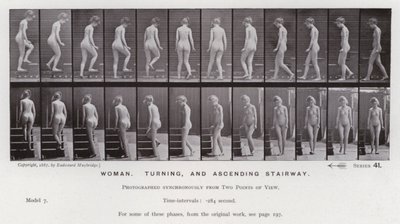 動きのある人間像女性、振り向きざまに階段を上る（モノクロ写真 作： Eadweard Muybridge