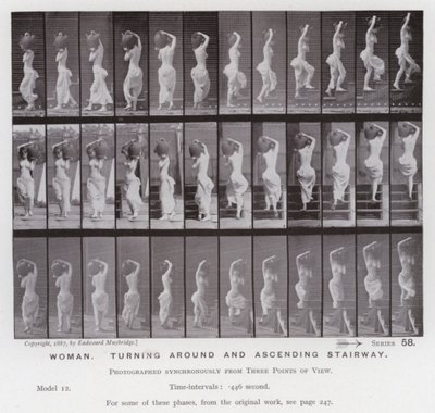 動きのある人間像。振り向きざまに階段を上る女性（モノクロ写真 作： Eadweard Muybridge