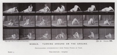 動きのある人間の姿。地面の上で後ろを向いている女性（モノクロ写真 作： Eadweard Muybridge
