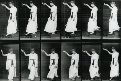 女性。 1887年に出版されたEadweard Muybridgeの「The Human Figure in Motion」からの階段の下り、1887年のイラスト 作： Eadweard Muybridge
