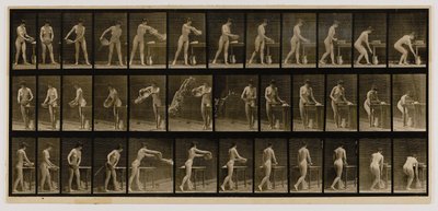 洗面器の水を空にする女性（『Animal Locomotion』より 作： Eadweard Muybridge