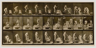 別の女性の頭に水をかける女性（『動物の運動』より 作： Eadweard Muybridge
