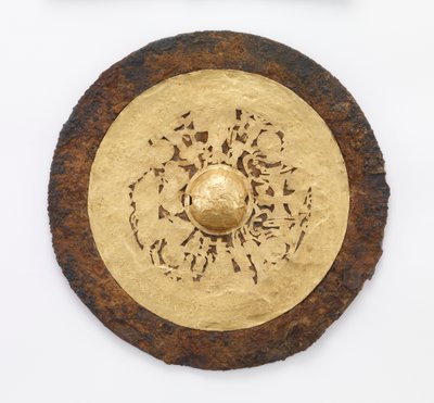 西洋の母なる女王（Xiwangmu）と東の父（Dongwanggong）との鏡、25-220（鉄と金のシートと絹の痕跡） 作： Eastern Han Dynasty Chinese School