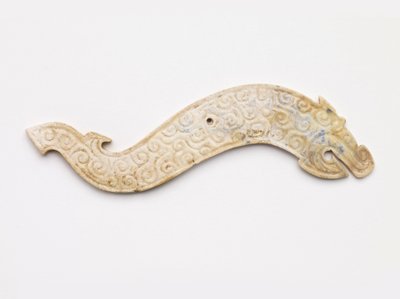 ドラゴン型のペンダント、紀元前5〜4世紀 作： Eastern Zhou Dynasty Chinese School