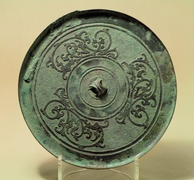 絡繰龍図鏡 東周時代・戦国時代 前475～221年（ブロンズ 作： Eastern Zhou Dynasty Chinese School