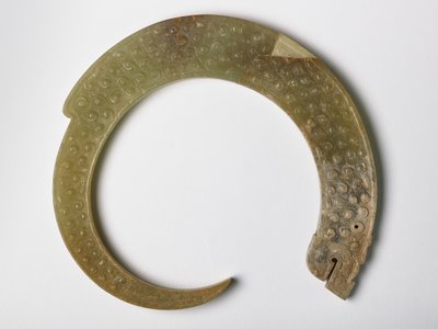 カーリングドラゴン（ヒスイ）の形のペンダント 作： Eastern Zhou Dynasty Chinese School