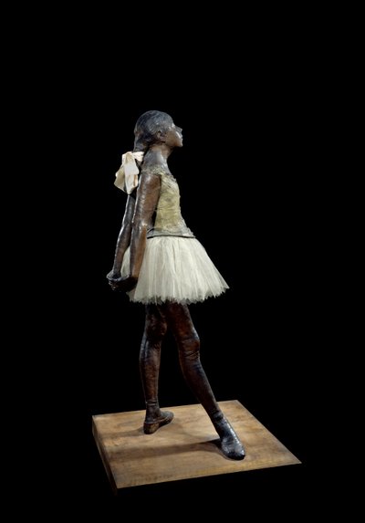 14歳以上のダンサーの衣装 エドガー・ドガ（1834-1917）によるブロンズパティナの彫刻、木の台座にチュールとピンクのサテンをあしらった作品 作： Edgar Degas