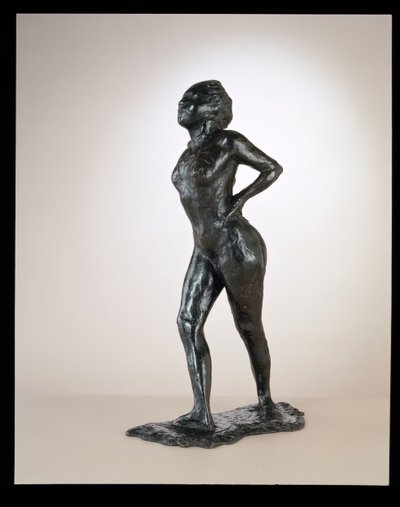 安静時のダンサー、腰に手を当て、右脚を前に出し、c. 1881-1890キャスト1919-1925。 作： Edgar Degas