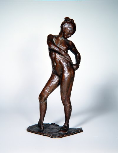 彼女のタイツの紐を締めるダンサー、1885-90年、1919年キャスト（ブロンズ） 作： Edgar Degas