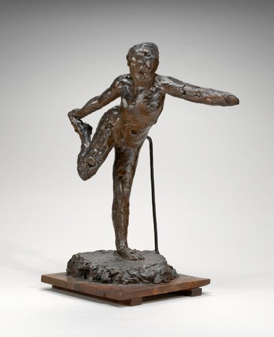 右手で右足を持っているダンサー、おそらく 19001911。 作： Edgar Degas