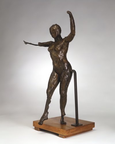 前方に動くダンサー、腕を上げ、右脚を前方に、c. 1882-1895キャスト1919-1932。 作： Edgar Degas