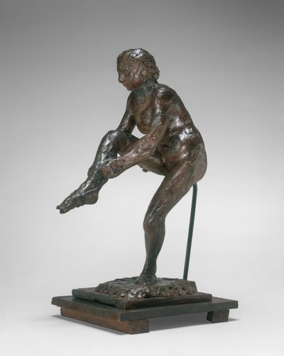 彼女のストッキングを身に着けているダンサー 作： Edgar Degas