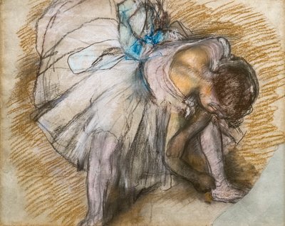 靴を調整するダンサー。1885.紙にパステル。 作： Edgar Degas