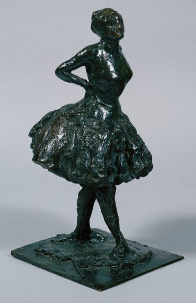 カジュアルな服装のダンサー、腰に手、右脚を前に、キャスト1919-21年 作： Edgar Degas