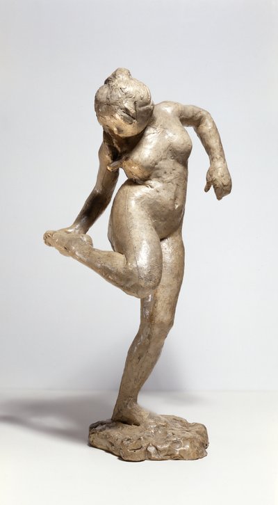 彼女の足の裏を見ているダンサー（石膏） 作： Edgar Degas