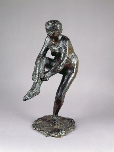 ダンサーがストッキングを履く（ブロンズ） 作： Edgar Degas