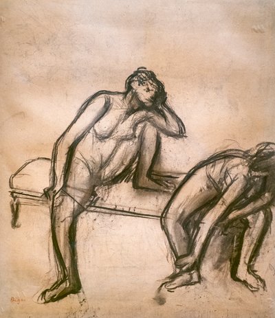 休憩中のダンサーたち。1900年頃の作品。紙に木炭を貼り、厚紙に糊付け。 作： Edgar Degas
