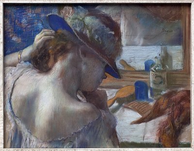 鏡の前で。エドガー・ドガ（1834-1917）の作品、1889年頃のパステル画。フランス美術 作： Edgar Degas