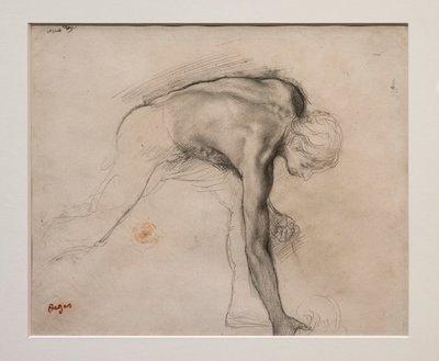 傾いて物を拾う裸の男。1859年から1861年頃。ベリン紙にグラファイト。 作： Edgar Degas
