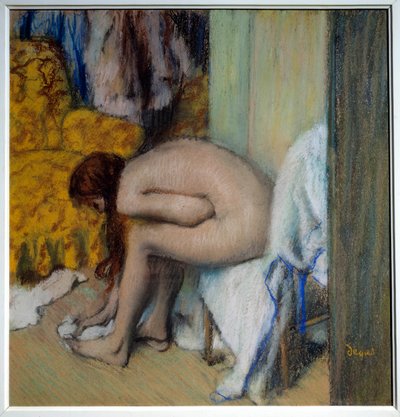 足を拭く裸の女性 女性がトイレをしているところ。エドガー・ドガ（1834-1917）の絵画（黒インクによるモノタイプ）。1879-1893.薄い。0.45x0.23 m パリ、オルセー美術館 作： Edgar Degas