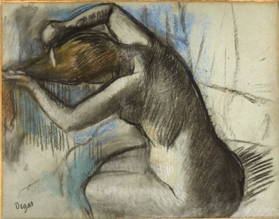 着席ヌードの女性が髪をブラッシング、1885年頃（青紙に木炭とパステル） 作： Edgar Degas