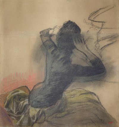 着席の女性が髪を整える、1884年頃（紙にチョークとパステル） 作： Edgar Degas