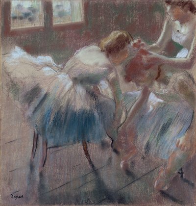 クラスの準備をしている3人のダンサー、c.1880（バフ色の織り紙にパステル） 作： Edgar Degas