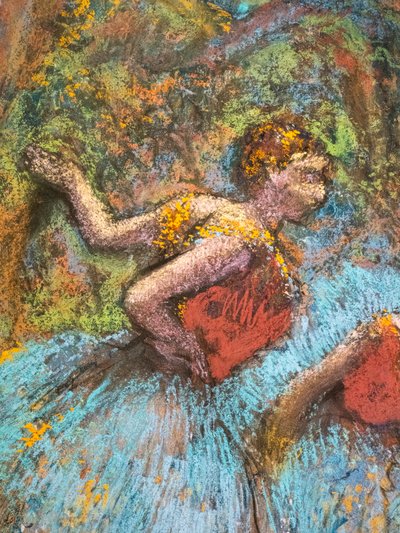 三人の踊り子（青いスカート、赤いコサージュ）（詳細）。1903年頃パステル・紙・糊・厚紙 作： Edgar Degas