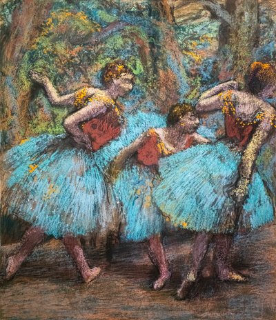 3人のダンサー（青いスカート、赤いコサージュ）。1903年頃パステル・紙・糊・厚紙 作： Edgar Degas