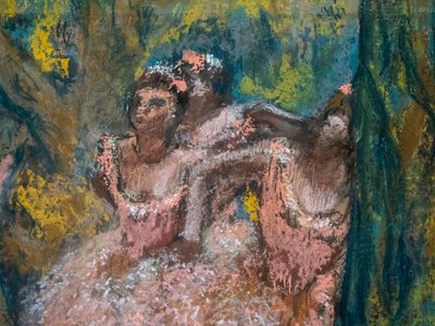 サーモンのスカートをはいた3人のダンサー（詳細）。1904-1906.厚紙にマルフール紙にパステル。 作： Edgar Degas