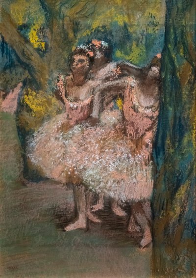 鮭のスカートをはいた3人のダンサー。1904-1906.厚紙にマルフール紙にパステル。 作： Edgar Degas