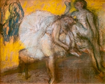 休息する二人のダンサー。1910年頃。上質なベリン紙にパステル画。 作： Edgar Degas