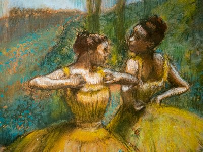 黄色い服を着た二人のダンサー（詳細）。1896年頃。2枚の紙にパステルと木炭。 作： Edgar Degas