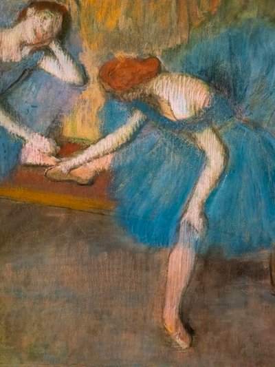 二人の休息するダンサー（「ブルー・ダンサー」とも呼ばれる）（詳細）。1898年頃上質なベリン紙にパステル画。 作： Edgar Degas