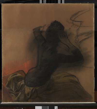 女性が髪を整える、1884年 作： Edgar Degas