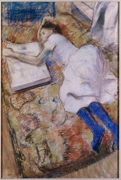 アルバムを見て伸ばした若い女の子、c.1889 作： Edgar Degas